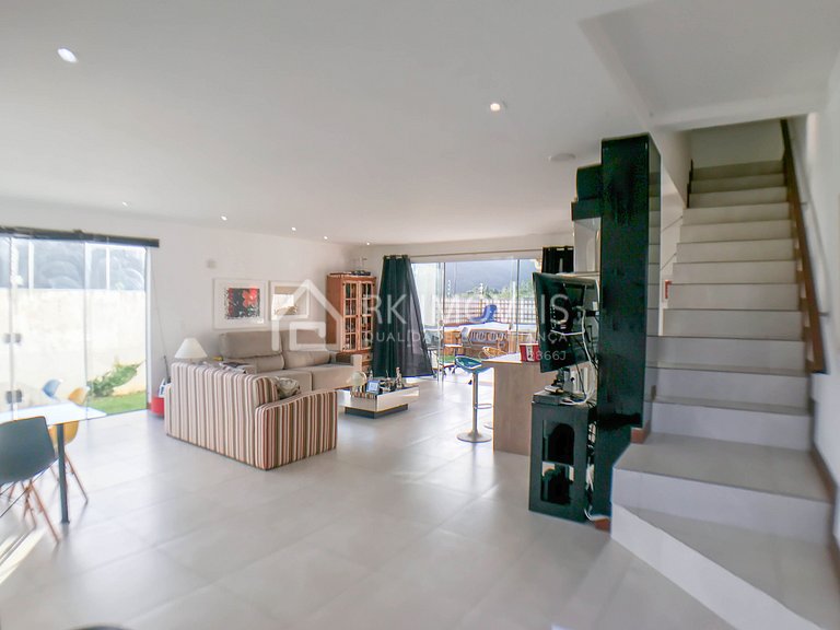 Excellent house with hydro for up to 10 people