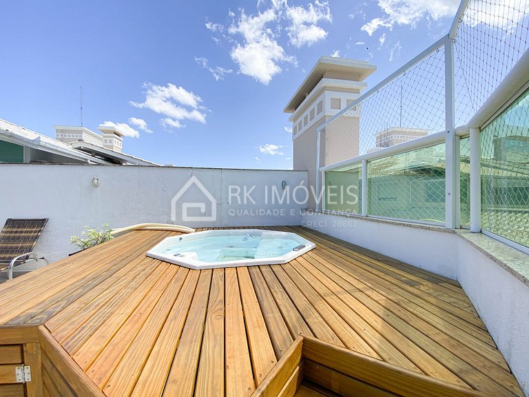 4BR penthouse with jacuzzi, 1 block from the beach.