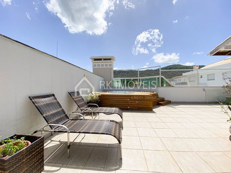 Beautiful 4-bedroom penthouse with jacuzzi 300m from the sea