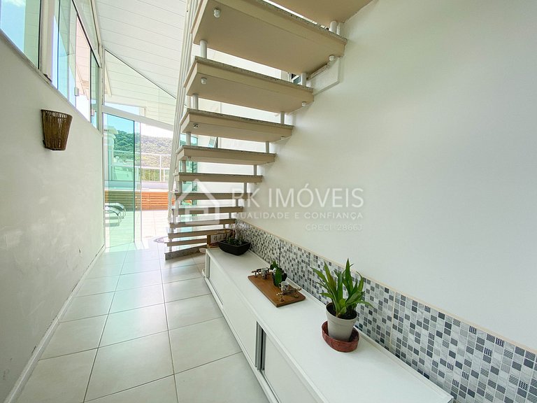 4BR penthouse with jacuzzi, 1 block from the beach.