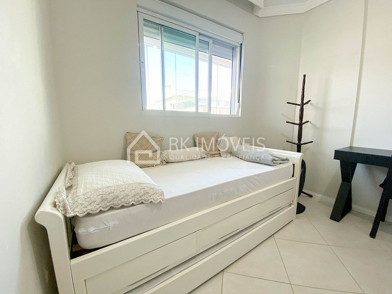 4BR penthouse with jacuzzi, 1 block from the beach.