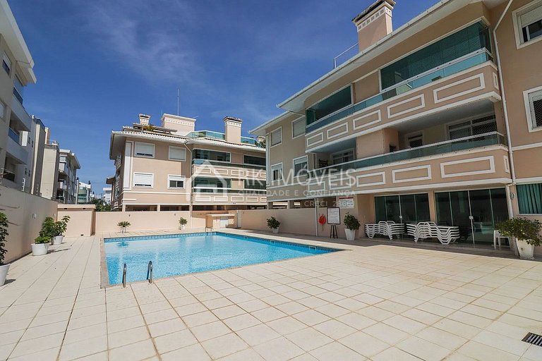 4BR penthouse with jacuzzi, 1 block from the beach.